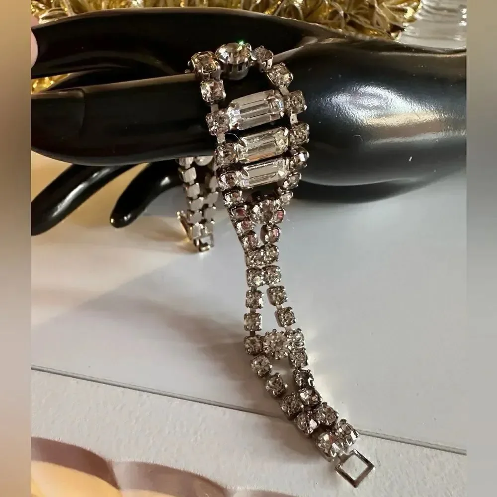 Vintage Rhinestone Bracelet – Timeless Sparkle & Glamour